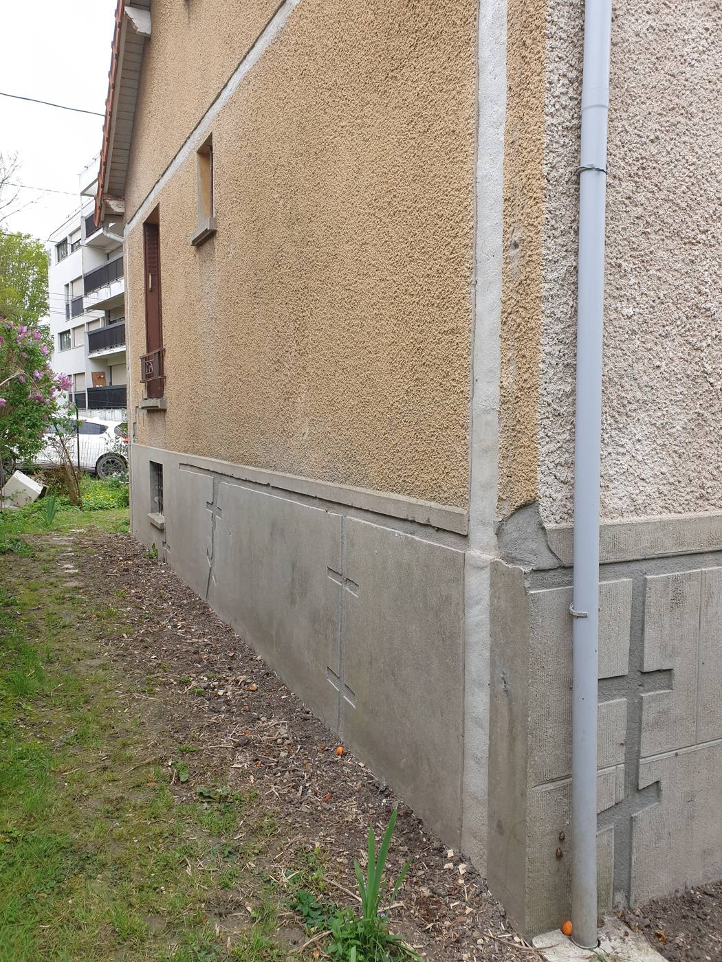 Angle de façade et soubassement repris avant application de l’enduit de finition