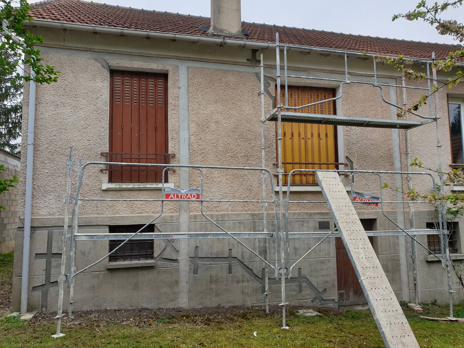 Chantier NTR : échafaudage monté et sécurisé sur la façade d’un pavillon avant reprise de l’enduit